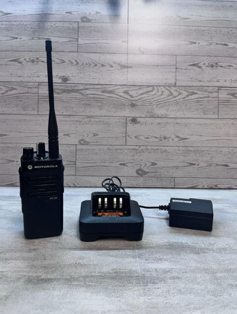 Motorola Xpr 3300 UHF Starter Pack 403-512 MHz Tested Working w/ Acessories